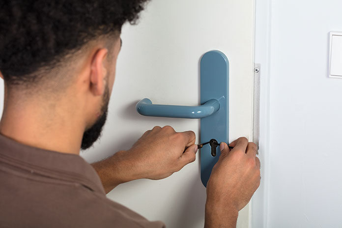 Na czym polega awaryjne otwieranie mieszkań