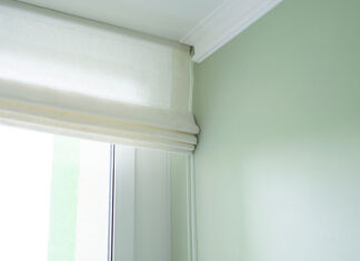 Najlepsze sposoby na rolety rzymskie w salonie