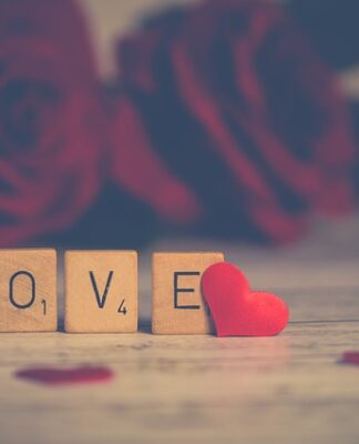 Jak położyć tapetę w narożnikach?