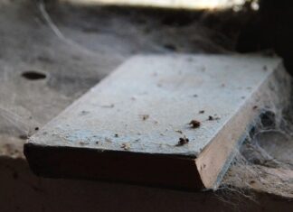 Jak układać płytki że spadkiem do kratki?