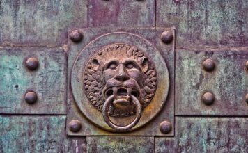 Jak wyregulować Klamkę w oknie plastikowym?