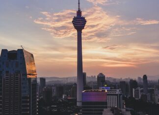 Czy warto kleić płytki na płytki?