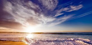 Czym trzeba zabezpieczyć piankę przy oknach?