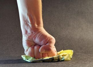 Czy można postawić wiatę przy plocie sąsiada?